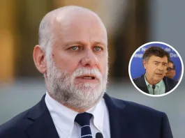 Ministro Elizalde responde a Esteban Valenzuela sobre municipios rurales.