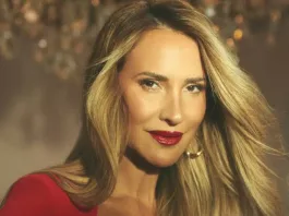 Angélica Castro deslumbrando en España con su nuevo y emocionante proyecto.