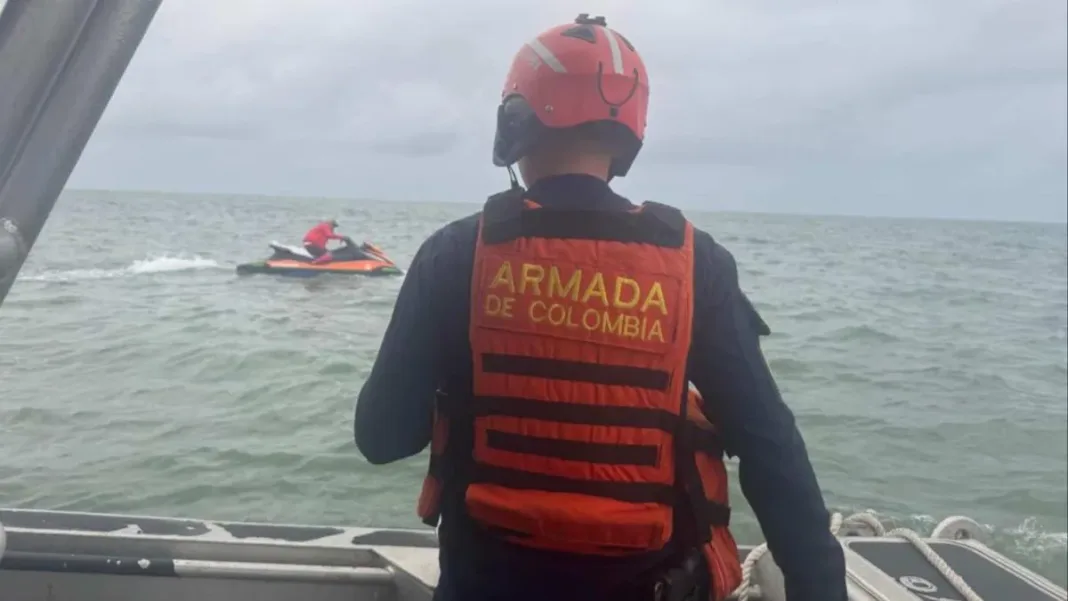 Chilenos héroes: rescatan a más de 40 turistas tras naufragio en Colombia.