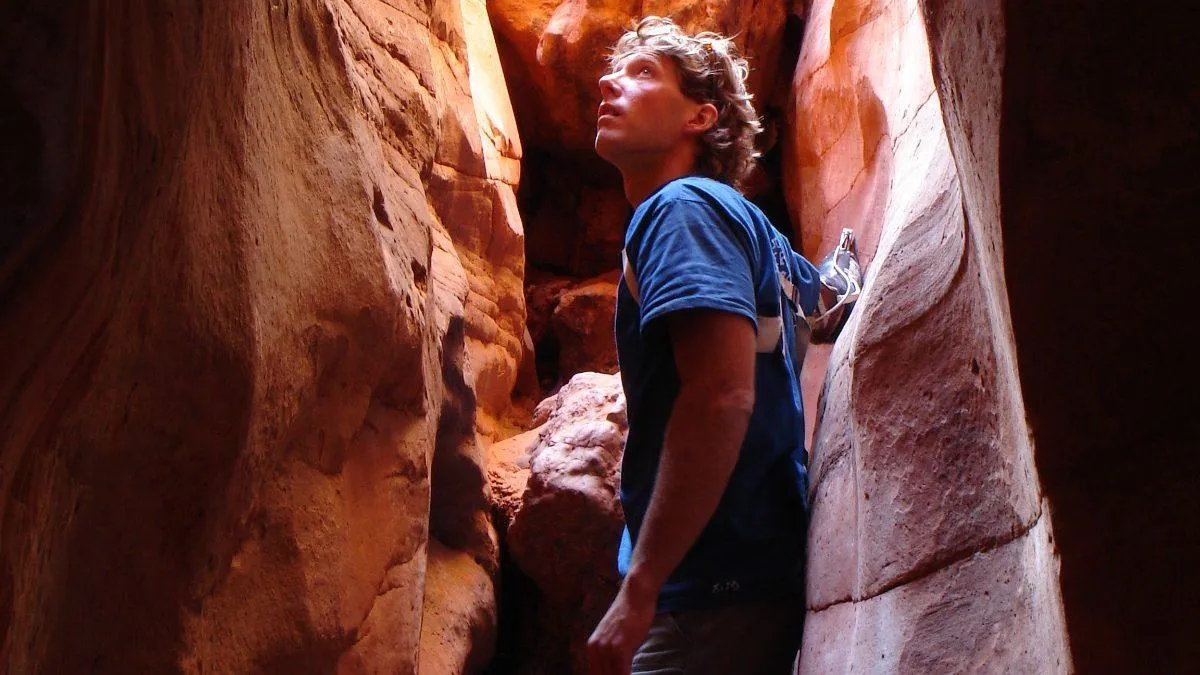 Un escalador que se amputó un brazo para sobrevivir llega a Chile.