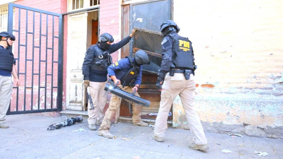 PDI allana barrio Yungay en investigación por tráfico de drogas; hay detenidos.