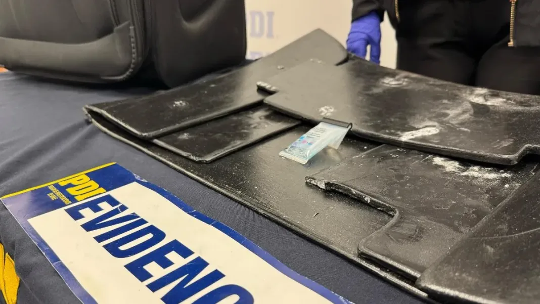 PDI intercepta a pasajera con 5 kg de cocaína en el aeropuerto de Santiago.