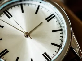 Descubre cuándo y cómo cambiar la hora en Chile este año.