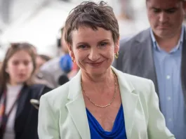 Tohá critica a Matthei: "Ya hay cárceles en los desiertos" en su primer acto como ex ministra.