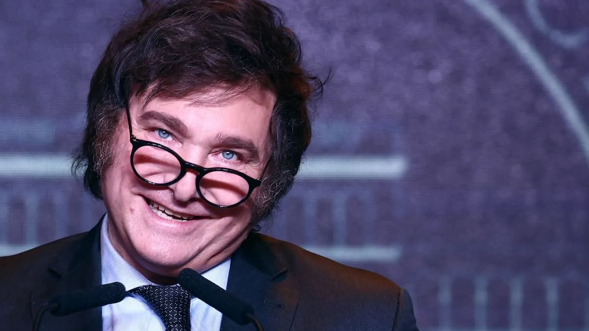 El gobierno de Milei considera un "botón muteador" para controlar a los periodistas.