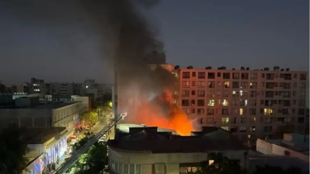 Bomberos combaten incendio en Santiago Centro
