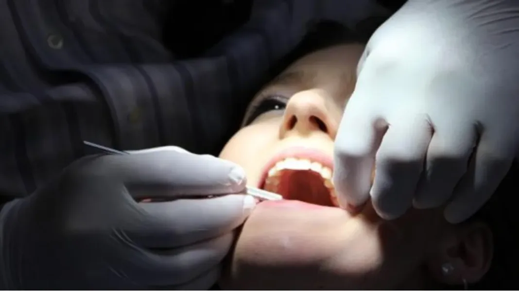 Clínica dental de Valdivia condenada tras dejar trozo de lima en mandíbula de paciente.