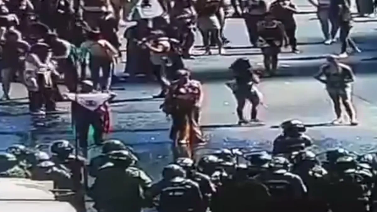 Carabineros dispersan a manifestantes con agua en el 8M en Santiago.