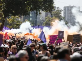 Masiva marcha en Santiago por el Día Internacional de la Mujer