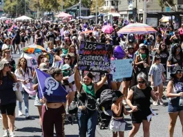 Imágenes de la masiva conmemoración del 8M en Santiago