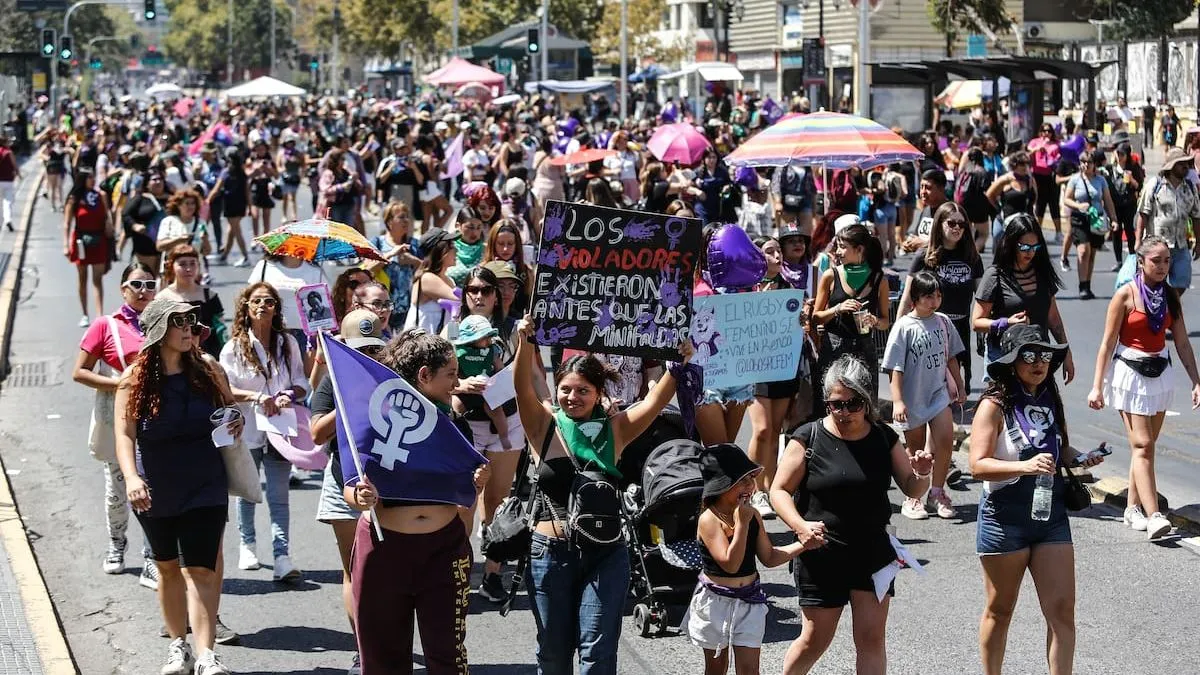Imágenes de la masiva conmemoración del 8M en Santiago