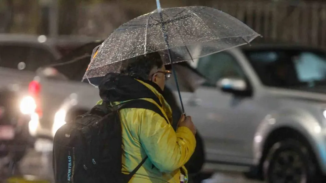 Chubascos y tormentas eléctricas en seis regiones de Santiago este fin de semana.