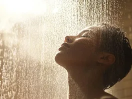 Descubre cuántas duchas son saludables para tu piel y su impacto diario.