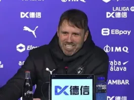 Eduardo Coudet sorprende a periodista con un inesperado regalo en conferencia.