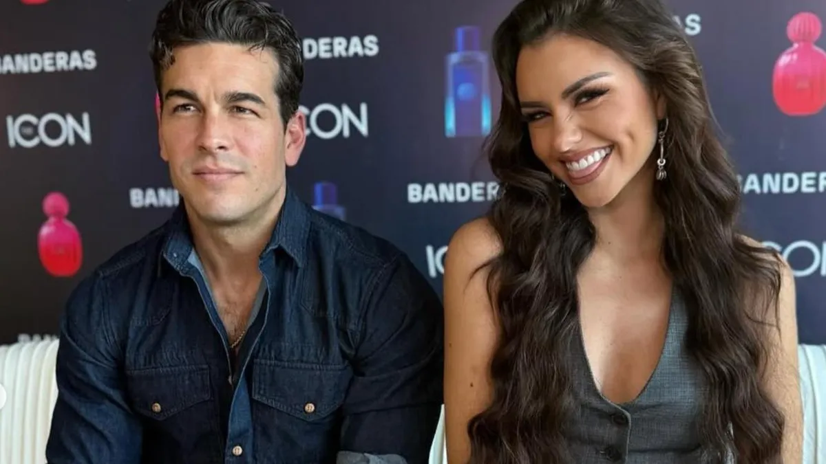 Mario Casas visita Chile y comparte un momento con la actriz Emilia Dides.