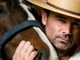 Figuras del espectáculo rinden homenaje a Felipe Camiroaga en el Teatro Caupolicán.