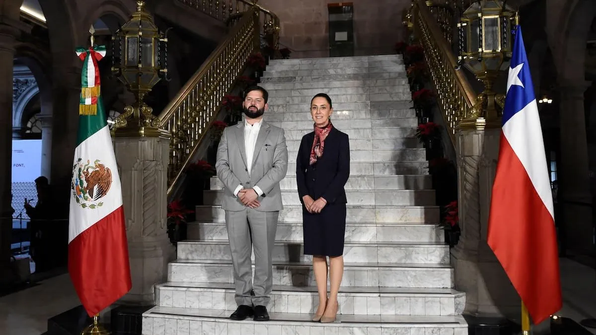 El presidente Boric y Claudia Sheinbaum dialogan sobre cooperación democrática.