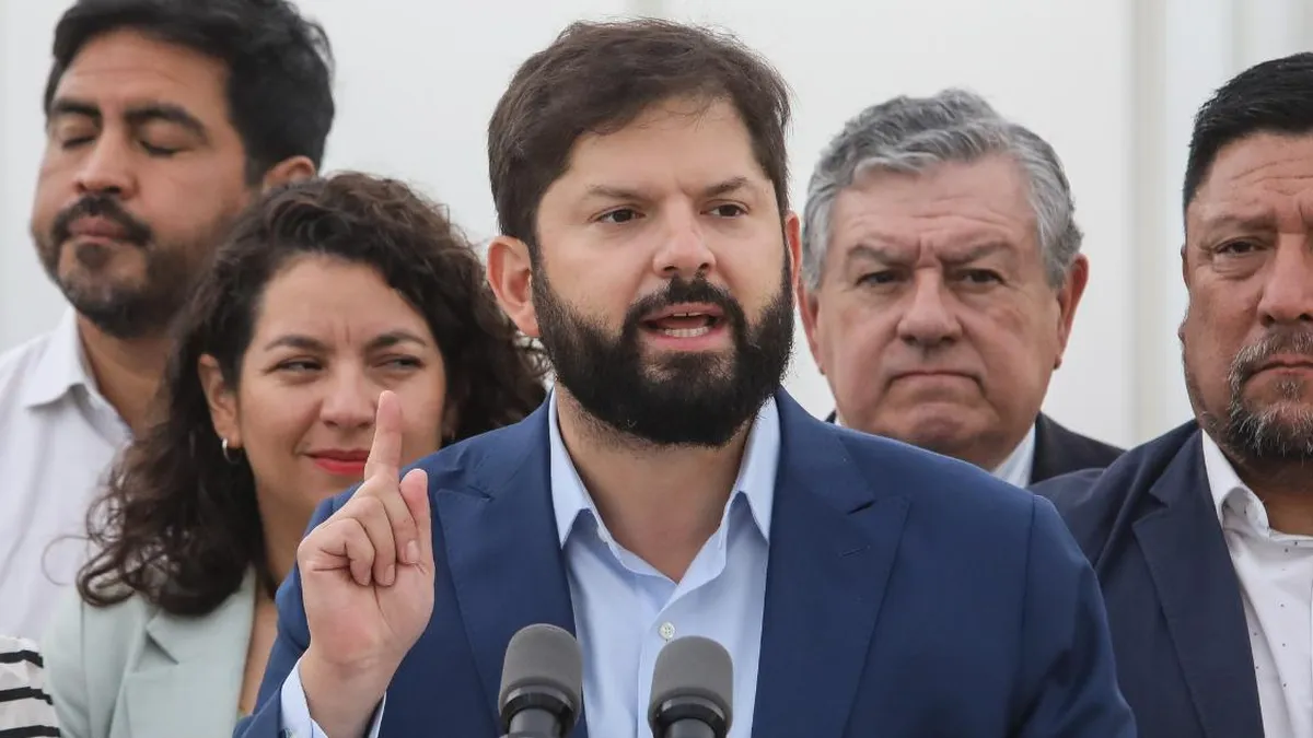 El Presidente Boric destaca el crecimiento de Chile y presenta nuevos beneficios estatales.