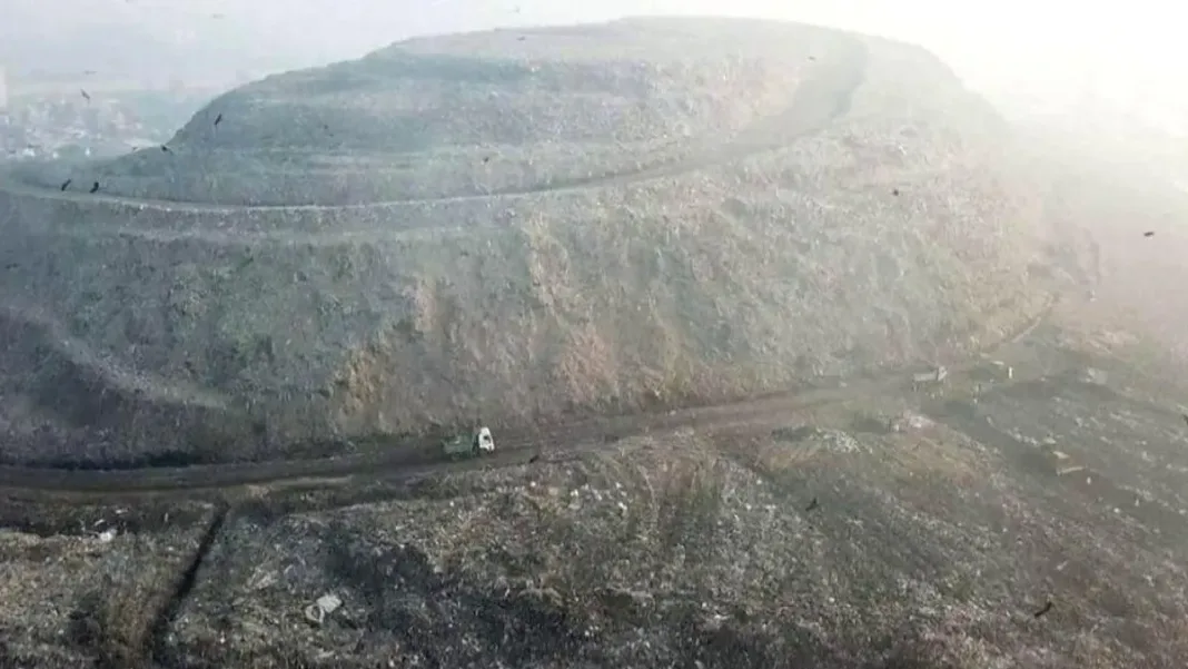 El vertedero de India: un Everest de basura que rivaliza con el Taj Mahal.