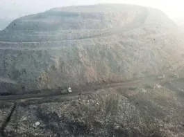 El vertedero de India: un Everest de basura que rivaliza con el Taj Mahal.