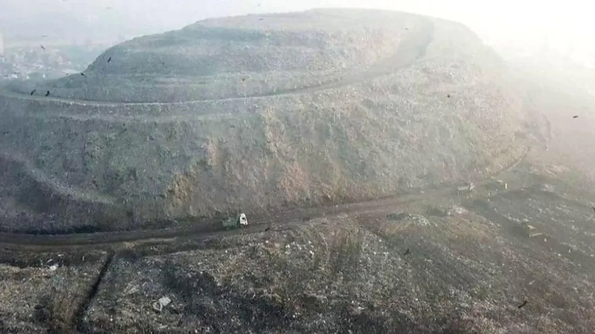 El vertedero de India: un Everest de basura que rivaliza con el Taj Mahal.