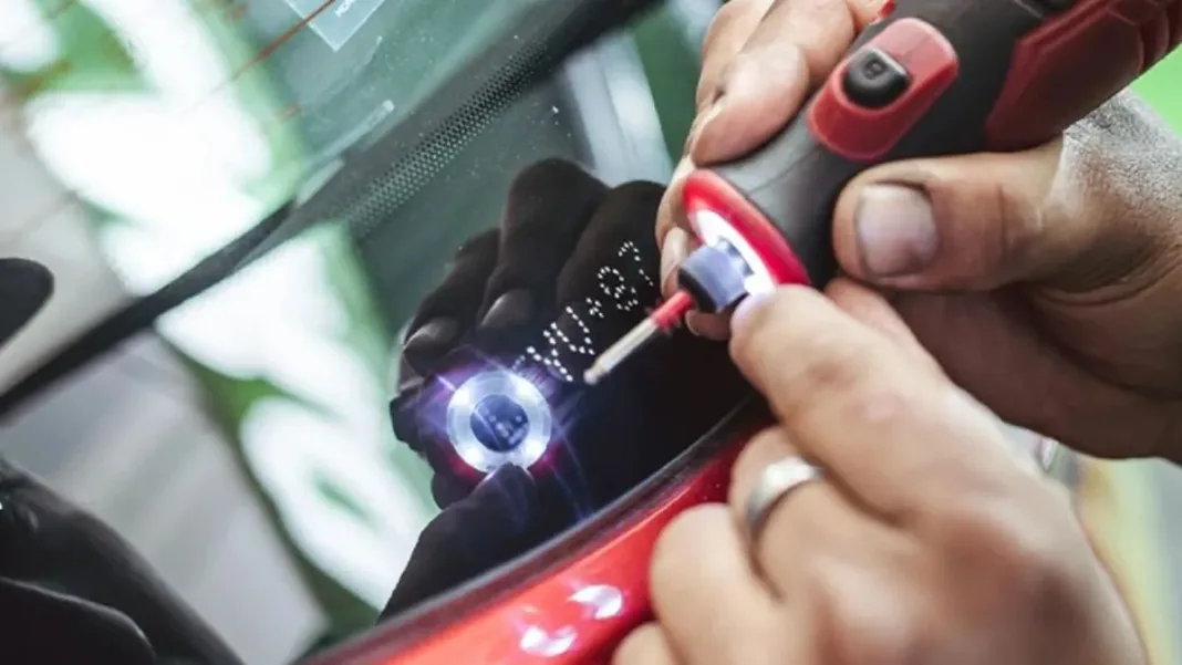 Chile implementa grabado de patentes en vidrios de vehículos desde mayo. Multas altas.