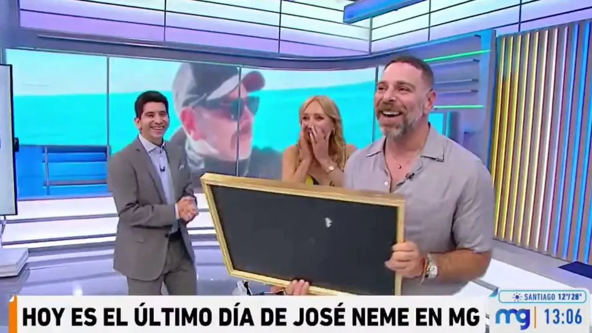 José Antonio Neme sorprendido por su regalo de despedida
