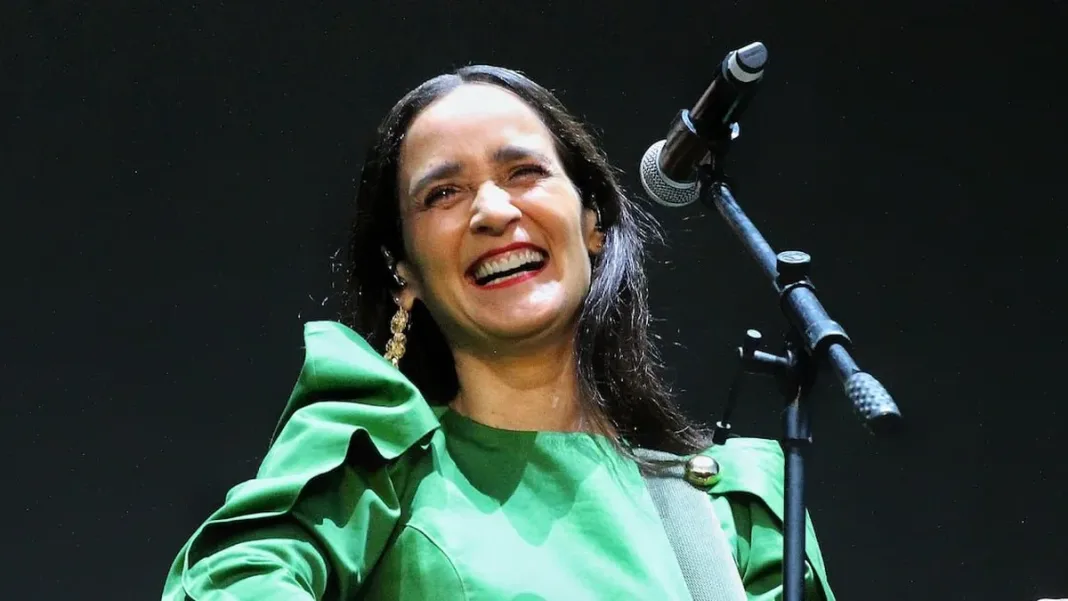 Julieta Venegas rinde homenaje a Álvaro Henríquez en un emotivo momento en REC.
