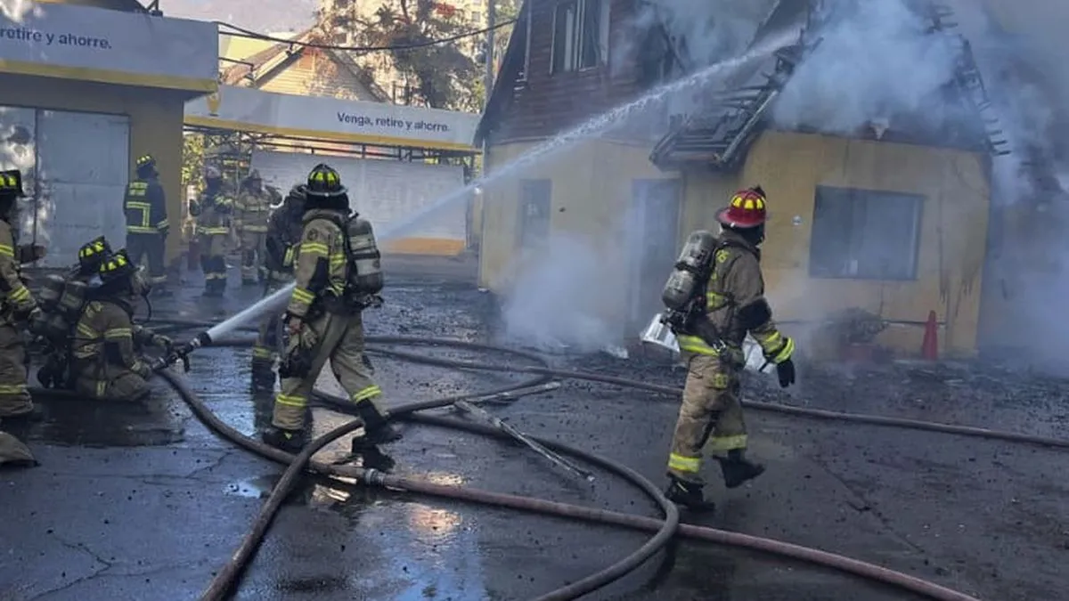 Incendio en distribuidora de gas en Las Condes: Bomberos actuaron rápidamente.