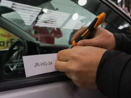 Explora el costo del vidrio y las multas en el grabado de patentes.