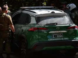 Accidente entre Carabineros y auto: tres detenidos tras choque sin baliza.