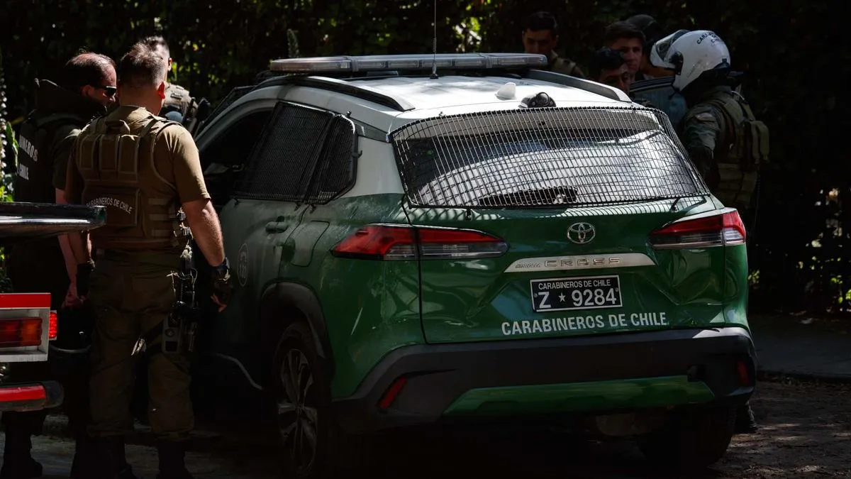Accidente entre Carabineros y auto: tres detenidos tras choque sin baliza. Accidente entre Carabineros y auto: tres detenidos tras choque sin baliza.
