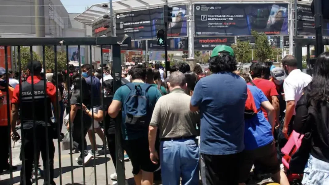 Evacuación en Plaza Vespucio tras alerta de bomba