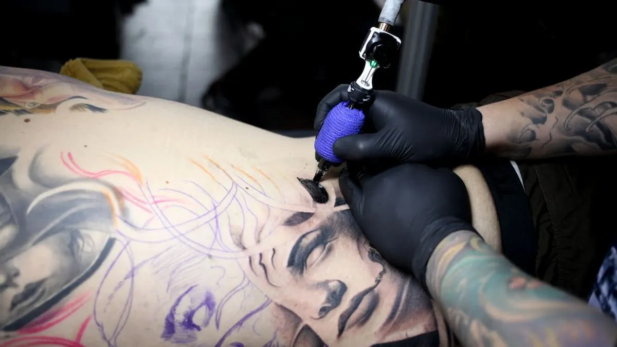 Tatuadora chilena denuncia la discriminación hacia personas tatuadas en su estudio.
