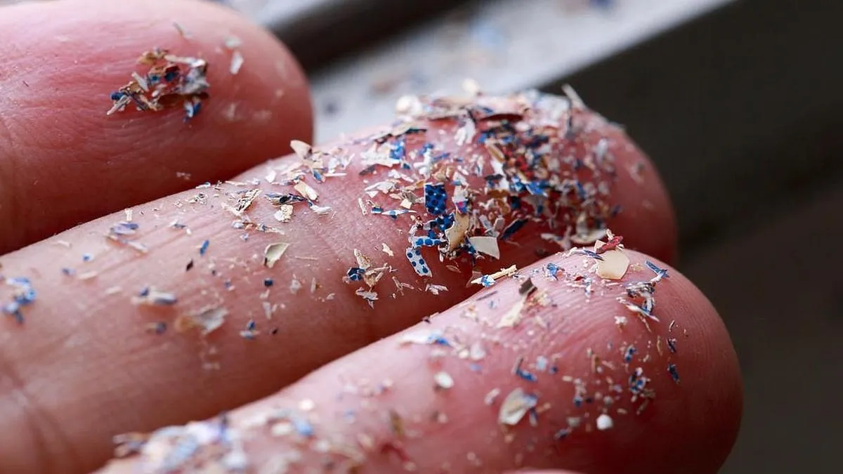 Estudio revela que las bolsas intravenosas pueden liberar microplásticos en la sangre.