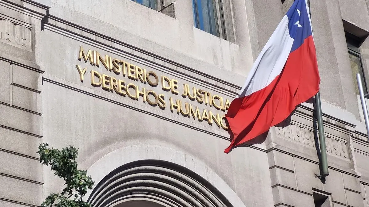 Oportunidades laborales en el Ministerio de Justicia: sueldos atractivos en Chile.