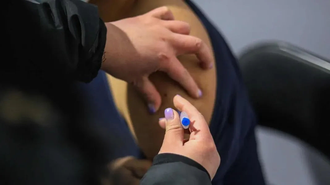 Infografía sobre el permiso de trabajo para vacunación: requisitos y duración.