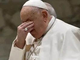 La Iglesia católica se preocupa por la salud del papa Francisco tras episodios respiratorios.