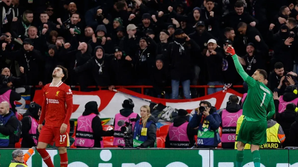 Un aficionado del PSG intenta distraer a los jugadores del Liverpool en los penales. Un aficionado del PSG intenta distraer a los jugadores del Liverpool en los penales.