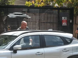 Investigación de Fiscalía tras hallazgo de familia muerta en Santiago.