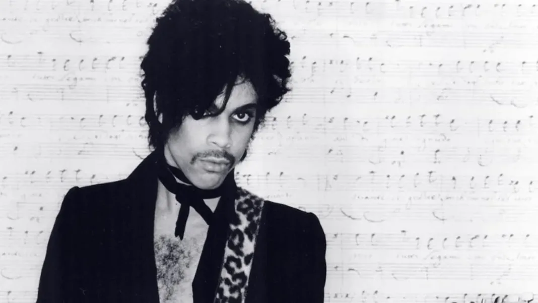 Prince: el genio musical que brilló intensamente y partió en soledad.