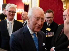 El Rey Carlos III de Inglaterra hospitalizado por efectos secundarios de su tratamiento.