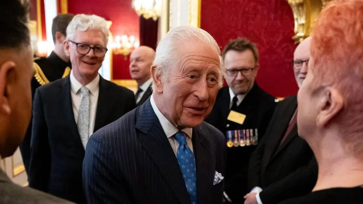 El Rey Carlos III de Inglaterra hospitalizado por efectos secundarios de su tratamiento.