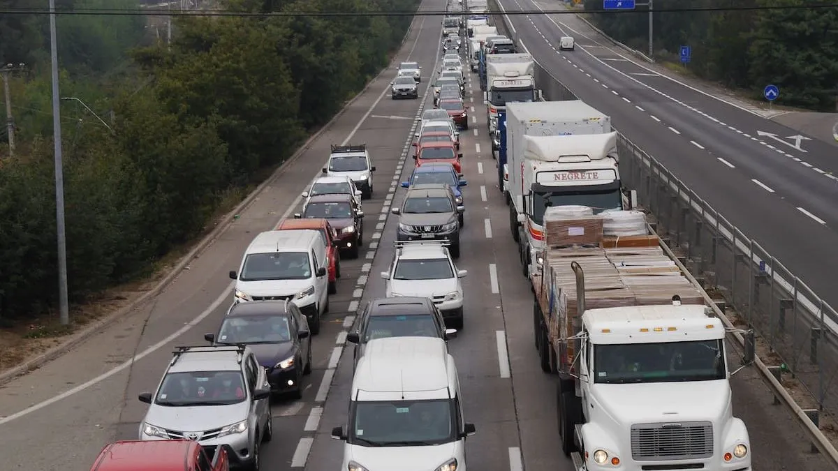Contenedor de basura cae en Ruta 5 Norte
