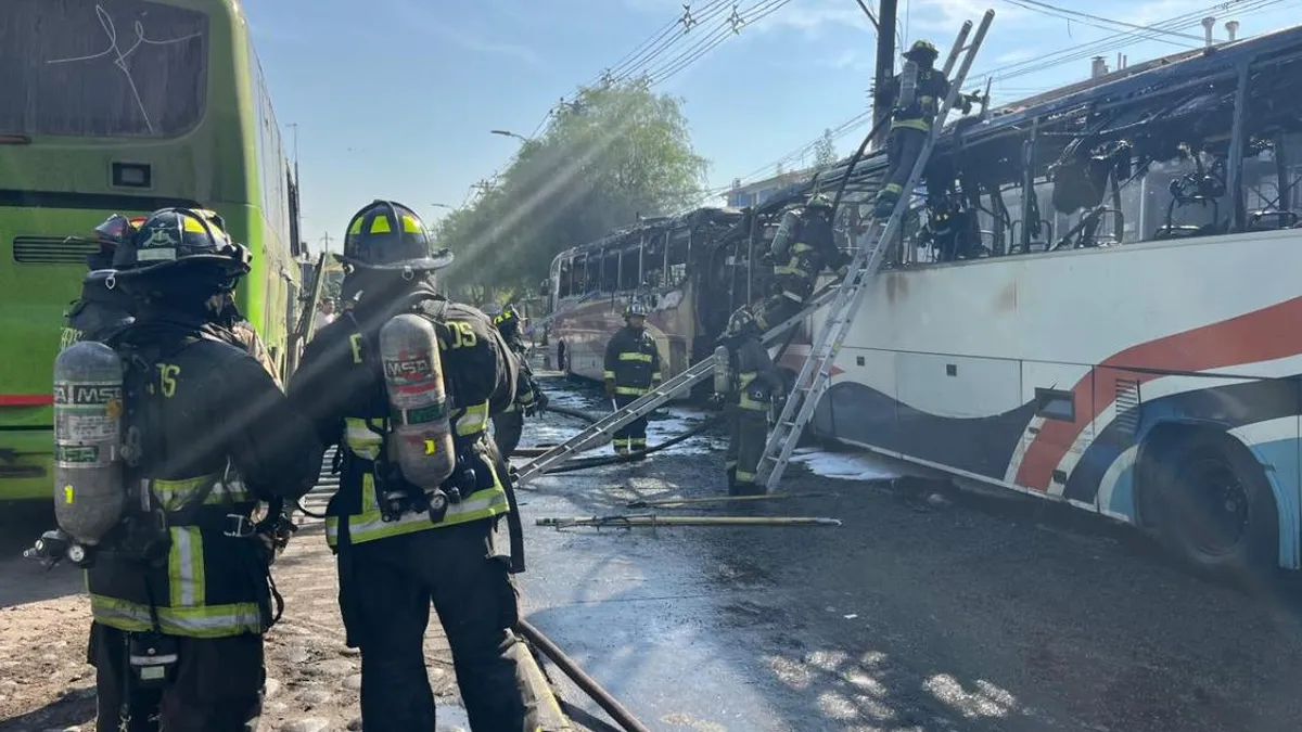 Incendio de dos buses en San Bernardo: se investiga posible intencionalidad. Incendio de dos buses en San Bernardo: se investiga posible intencionalidad.
