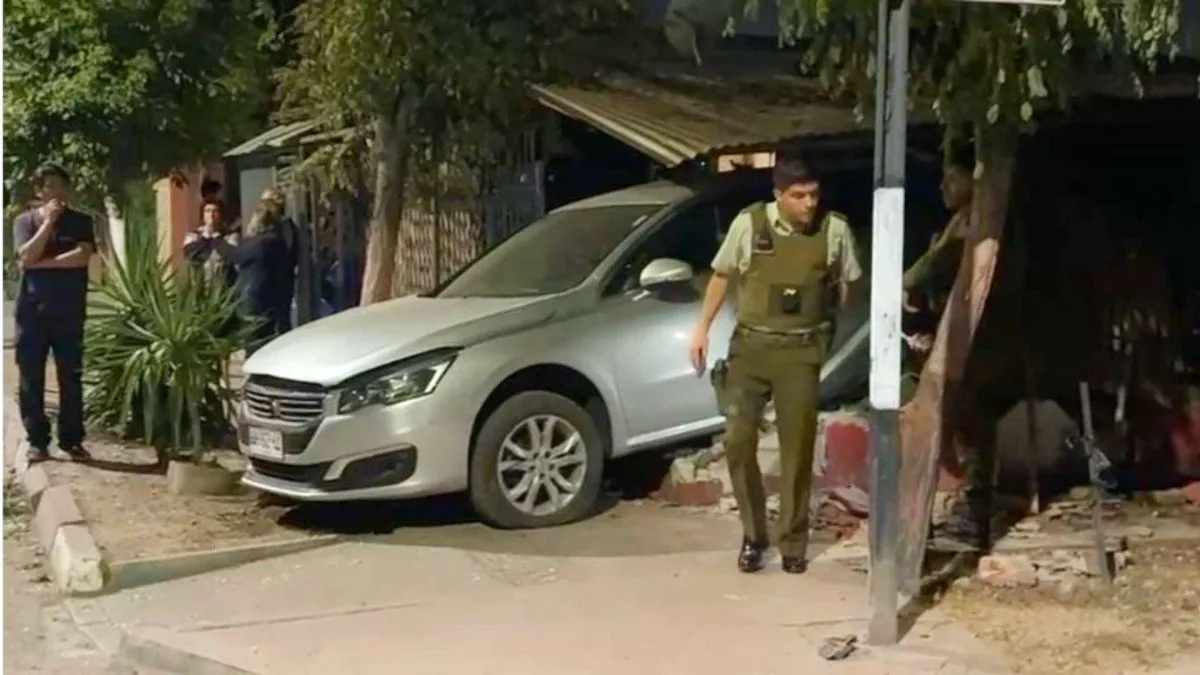 Un vehículo se incrusta en una vivienda tras un choque en La Granja. Un vehículo se incrusta en una vivienda tras un choque en La Granja.