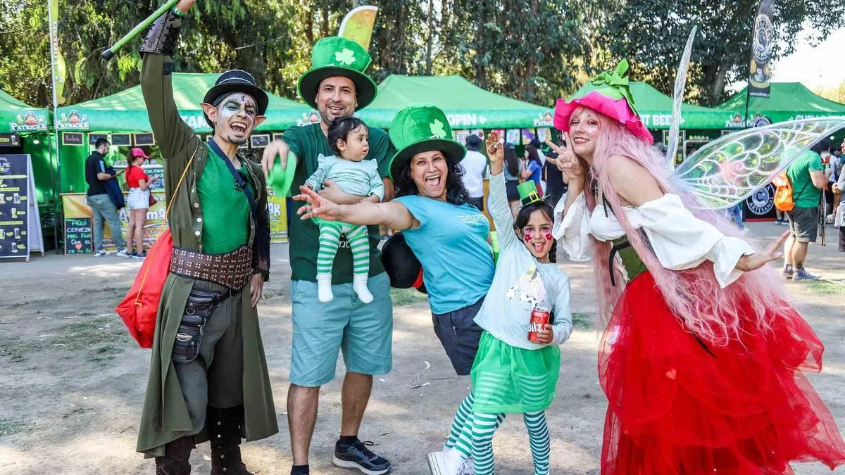 Descubre los mejores lugares para celebrar el Día de San Patricio en Santiago 2025.