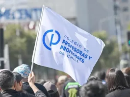 Profesores de Santiago inician paro indefinido en defensa de sus derechos laborales.