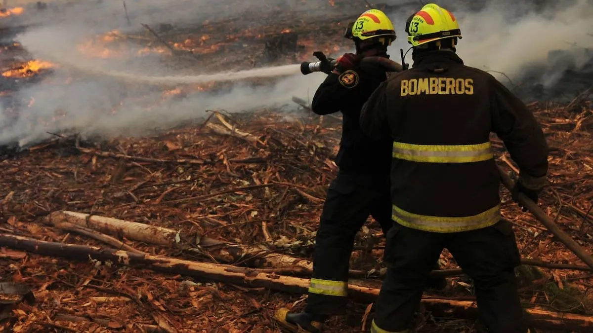 Alerta Roja en La Estrella por incendio forestal cerca de zonas pobladas. Alerta Roja en La Estrella por incendio forestal cerca de zonas pobladas.