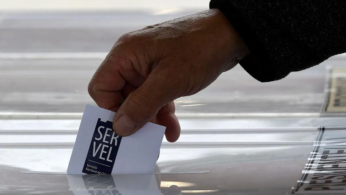 Servel rechaza iniciativa que limita el derecho al voto de extranjeros en Chile.